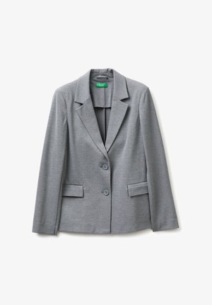 Szary, dopasowany blezer z dwoma guzikami, klapami z wycięciem i kieszeniami z patkami, ułożony na płasko z widoczną metką marki wewnątrz kołnierza.