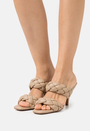 BRAIDED WEDGE MULES - Pantofle na podpatku - beige