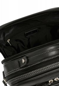 Czarna skórzana torba z zamkiem błyskawicznym, o gładkiej fakturze, z wewnętrzną kieszenią i kontrastowymi białymi szwami.