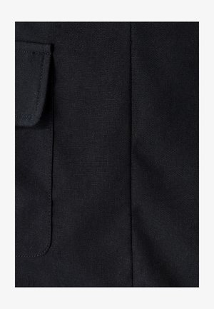 Črn material z teksturirano površino; vključuje majhno, nalepkasto žep in vidno šivanje. Površina je gladka z subtilnim leskom.