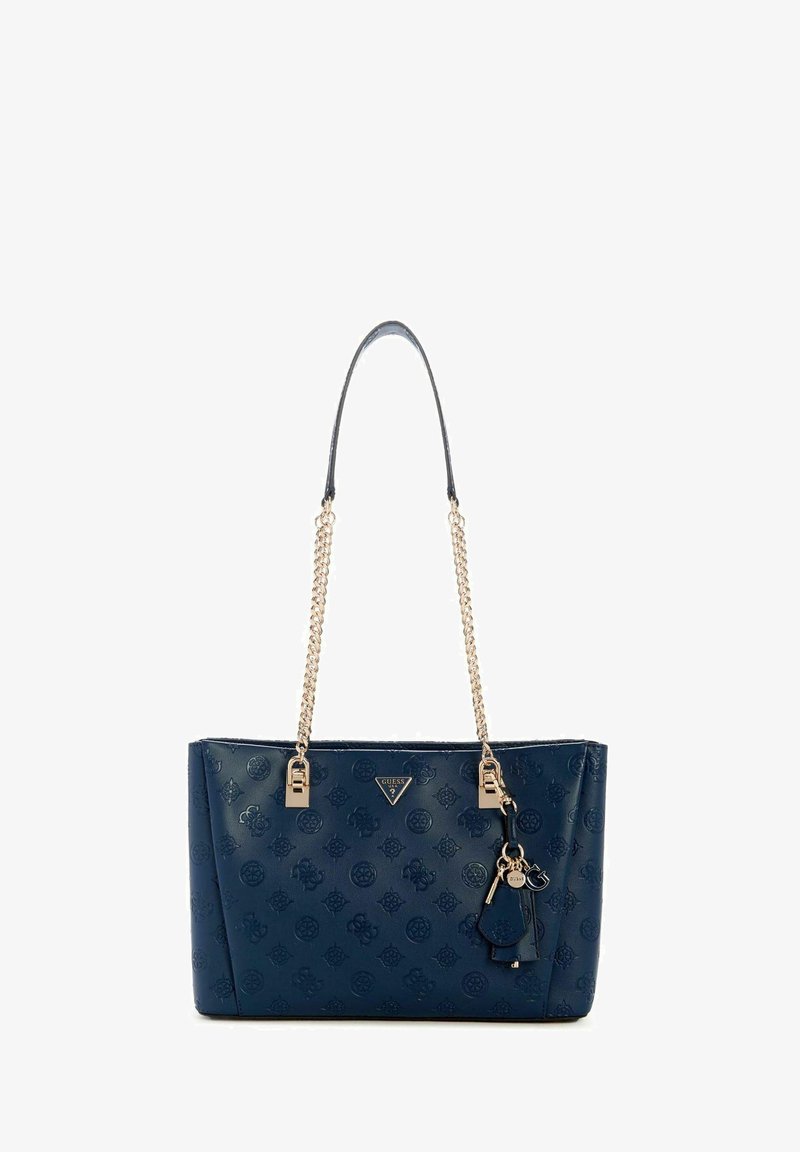 Sac fourre-tout bleu marine fabriqué en matériau texturé, doté d'une bandoulière en chaîne, d'accents de logo et d'un charm décoratif.