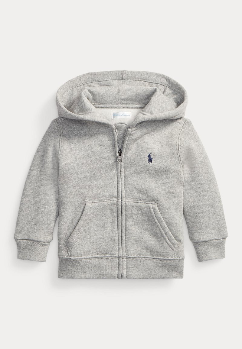 Ljusgrå zip-up hoodie tillverkad av mjukt fleece; har en trikåfodrad huva, framfickor och en marinblå broderad logotyp på bröstet.