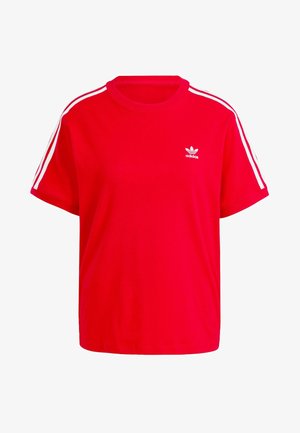 T-shirt en coton rouge avec un col rond, des manches courtes, des accents blancs à trois rayures sur les épaules et un petit logo blanc sur la poitrine.