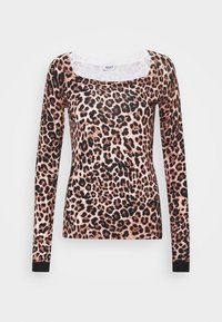 Pull à manches longues à imprimé léopard avec des poignets noirs et un large col arrondi sur fond blanc.