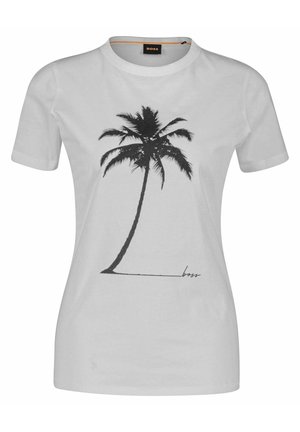 Wit T-shirt met korte mouwen met een zwarte palmboomgrafiek en kleine "boss" tekst gedrukt vlak bij de basis van de boom.