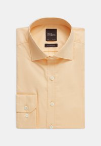 Smal passform, ljus orange skjorta gjord av tvåtrådigt twill med spridd krage, knappt fram och rundad manschettdetalj. Vita knappar ingår.