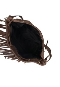 Borsa in suede marrone con frange e hardware dorato. Apertura superiore che rivela un rivestimento in tessuto scuro. Presenta una superficie texturizzata e strap regolabili.