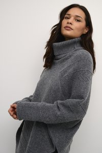 Grauer Strickpullover mit einem gerippten Rollkragen, der strukturierte Muster und lange Ärmel aufweist. Weiches, gemütliches Material mit einer lockeren Passform.