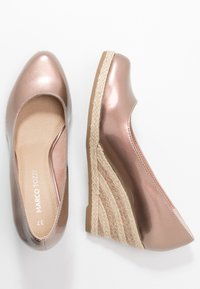 Scarpe con tacco a zeppa in pelle patent bronzo, con tacco in juta intrecciata, superficie liscia, punta arrotondata e soletta imbottita, etichettate Marco Tozzi.