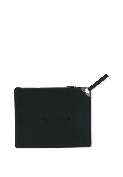 Pochette en cuir noir avec logo "VERSACE" en relief, forme rectangulaire, fermeture éclair et poignée en boucle pour un transport facile.