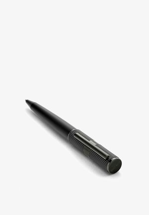 Stylo noir avec prise texturée et clip en métal. Design élégant avec une pointe arrondie et une finition mate, arborant un logo de marque subtil.