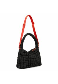 Borsa a tracolla nera trapuntata con superficie testurizzata, dotata di manico curvo e tracolla rossa regolabile. Include un compartimento con zip.