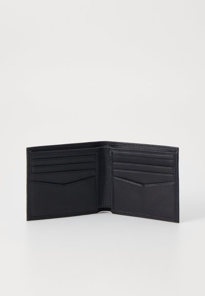Portefeuille en cuir noir avec plusieurs emplacements pour cartes et une texture lisse. Design plié avec des coutures discrètes et un marquage sur un côté.