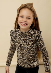 Leopardprint blouse met lange mouwen en geraffineerde schouders in bruin en zwart, met een geweven label aan de zoom. Glad textuur van de stof.