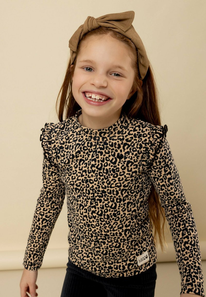 Leopardprint blouse met lange mouwen en geraffineerde schouders in bruin en zwart, met een geweven label aan de zoom. Glad textuur van de stof.