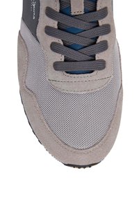 Sive sneakerice od nubuka i mreže s tamnosivim vezicama, plavim unutrašnjim dijelom i zaobljenim vrhom, s teksturiranim panelima i gumenenom potplatom.