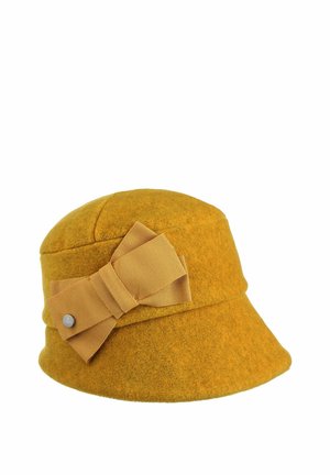 Senfgelber Filz-Cloche-Hut mit einer breiten gefalteten Stoffschleife und einem kleinen silbernen Knopfdetail an der Seite.