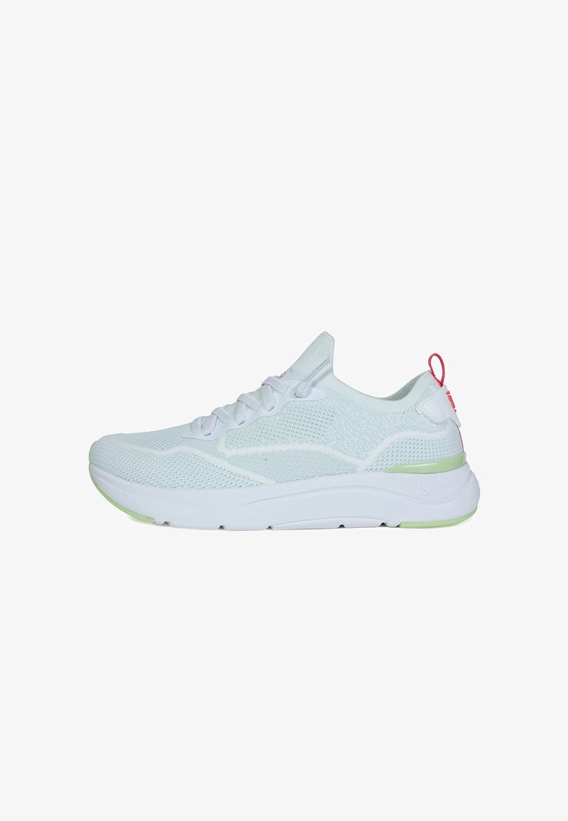 Scarpa sportiva azzurro chiaro con tomaia in mesh, suola bianca, dettagli verdi e un occhiello per il tallone rosa. Dispone di un design con lacci e superficie testurizzata.