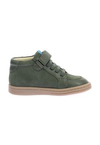 Scarpa alta in pelle verde con colletto imbottito, fascetta in Velcro e lacci. Presenta una suola in gomma e dettagli testurizzati.