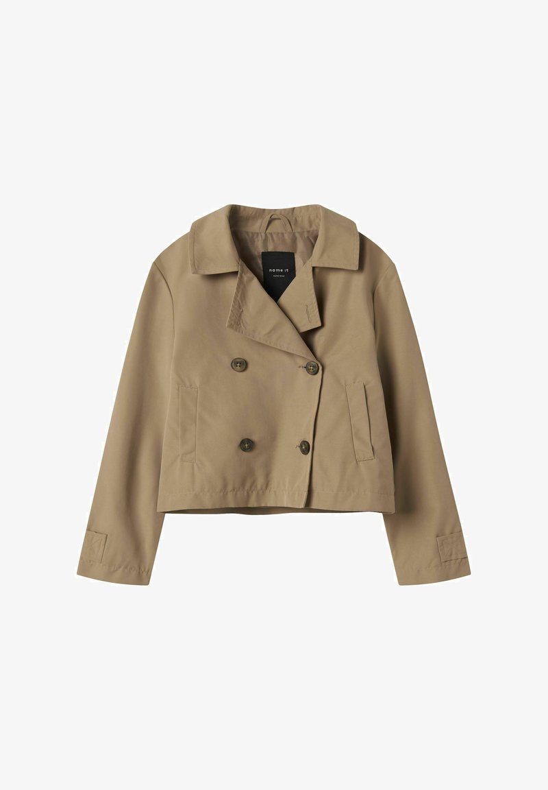 Kaki dvigubas švarkas su plačiomis atvartais, dviem priekiniais kišenėmis ir tamsiomis sagomis. Priderinta forma, ilgomis rankovėmis ir trumpu ilgiu.