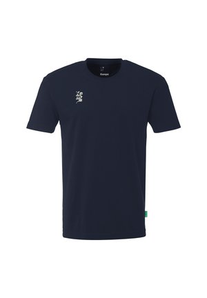 Marineblå bomulds T-shirt med korte ærmer. Har et sølvfarvet grafisk logo på venstre bryst og et lille grønt mærke på den nederste side.