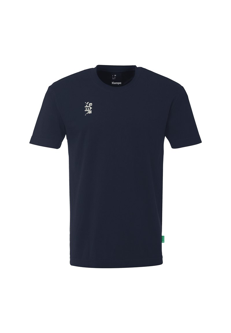 Marineblå bomulds T-shirt med korte ærmer. Har et sølvfarvet grafisk logo på venstre bryst og et lille grønt mærke på den nederste side.