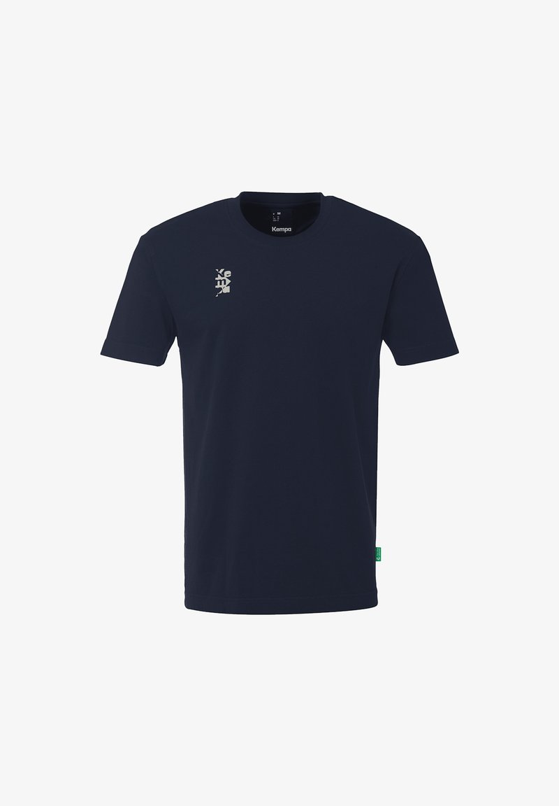 Marineblå bomulds T-shirt med korte ærmer. Har et sølvfarvet grafisk logo på venstre bryst og et lille grønt mærke på den nederste side.