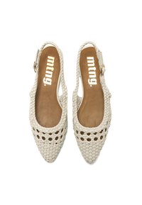 Sandalias de tacón tipo slingback en color beige tejido, con punta afilada, que destacan un upper texturizado y una plantilla de cuero marrón. Cuentan con una correa ajustable en el tobillo.