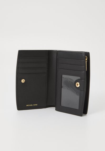 Portefeuille en cuir noir avec plusieurs emplacements pour cartes, une fenêtre pour identification transparente et un bouton-pression doré. Présente un logo de la marque en relief. Design compact.
