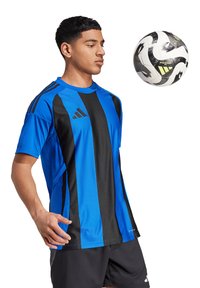 Blau- und schwarz gestreiftes Fußballtrikot mit kurzen Ärmeln, das drei schwarze Streifen auf den Schultern und ein Adidas-Logo auf der Brust aufweist.