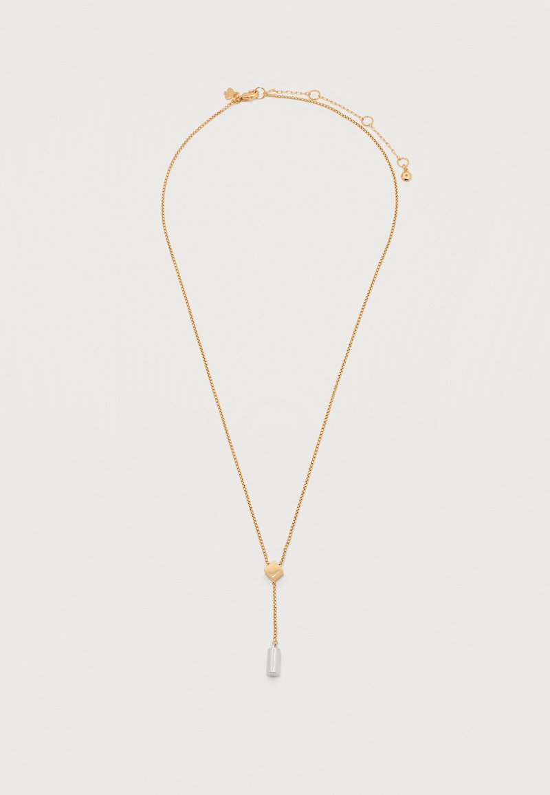 Λεπτό χρυσό κολιέ με μια μικρή χρυσή κύβο και ένα ασημένιο κυλινδρικό μενταγιόν που κρέμεται από αυτό, ρυθμιζόμενο κούμπωμα με πολλαπλές θηλιές.