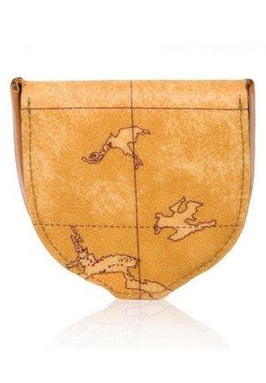 Borsetta in pelle gialla con un design della mappa, caratterizzata da contorni delle masse terrestri stampati. Forma arrotondata, bordi cuciti e superficie liscia.