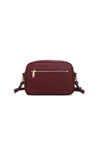 Borsa a tracolla in pelle bordeaux con una forma rettangolare strutturata, dotata di una tasca frontale con zip e dettagli in hardware color oro.