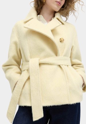 Roomkleurige jas van een wolblend met een reverskraag, sluiting met één knoop en een ceintuur om te strikken. Heeft een zachte, gestructureerde afwerking en zijzakken.