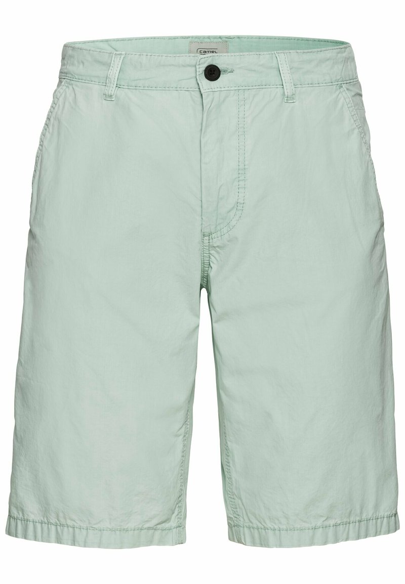 Shorts vert menthe fabriqués en tissu léger, avec un devant plat, deux poches latérales, une fermeture à bouton et des détails de couture subtils.