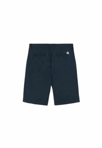 Shorts blu navy con vita piatta, due tasche posteriori e un patch con il logo. Il materiale appare liscio con un design su misura e gambe dritte.