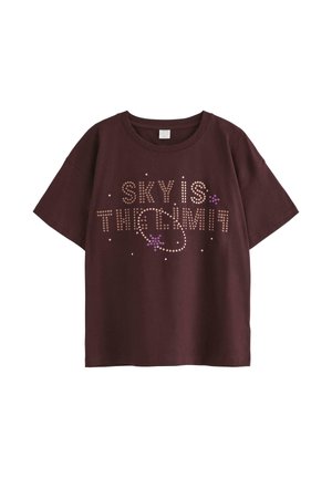Mørk bordeaux kortærmet t-shirt med rund hals og prikker med teksten ""SKY IS THE LIMIT"" dekoreret med små lilla stjerner.