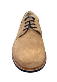 Lichtbruin suède schoen met een ronde neus, blauwe veters en een contrasterende bruine zool. Beschikt over een gestructureerde bovenkant met een gladde afwerking.