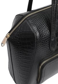 Zwarte leren handtas met een gestructureerd krokodillenpatroon. Voorzien van een gouden rits en accenten, met twee stevige handvatten voor gemakkelijk dragen.