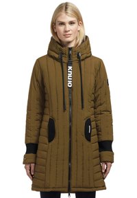 Parka trapuntata verde oliva con colletto alto, zip nera e cordini. Presenta tasche con zip e polsini a costine.