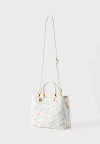 Bolso blanco con estampado floral, de forma estructurada, asas superiores trenzadas y una correa de hombro ajustable. Detalles en hardware dorado.