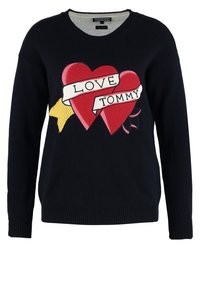 Marineblauer Strickpullover mit zwei gestickten roten Herzen, einem Banner mit "LOVE TOMMY" und einem gelben Sternakzent. Rundhalsausschnitt und gerippte Bündchen.
