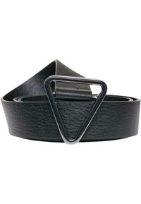 Schwarzer Ledergurt mit strukturiertem Finish, ausgestattet mit einer dreieckigen metallischen Schnalle in Silber. Der Gurt ist aufgerollt und flach ausgelegt.