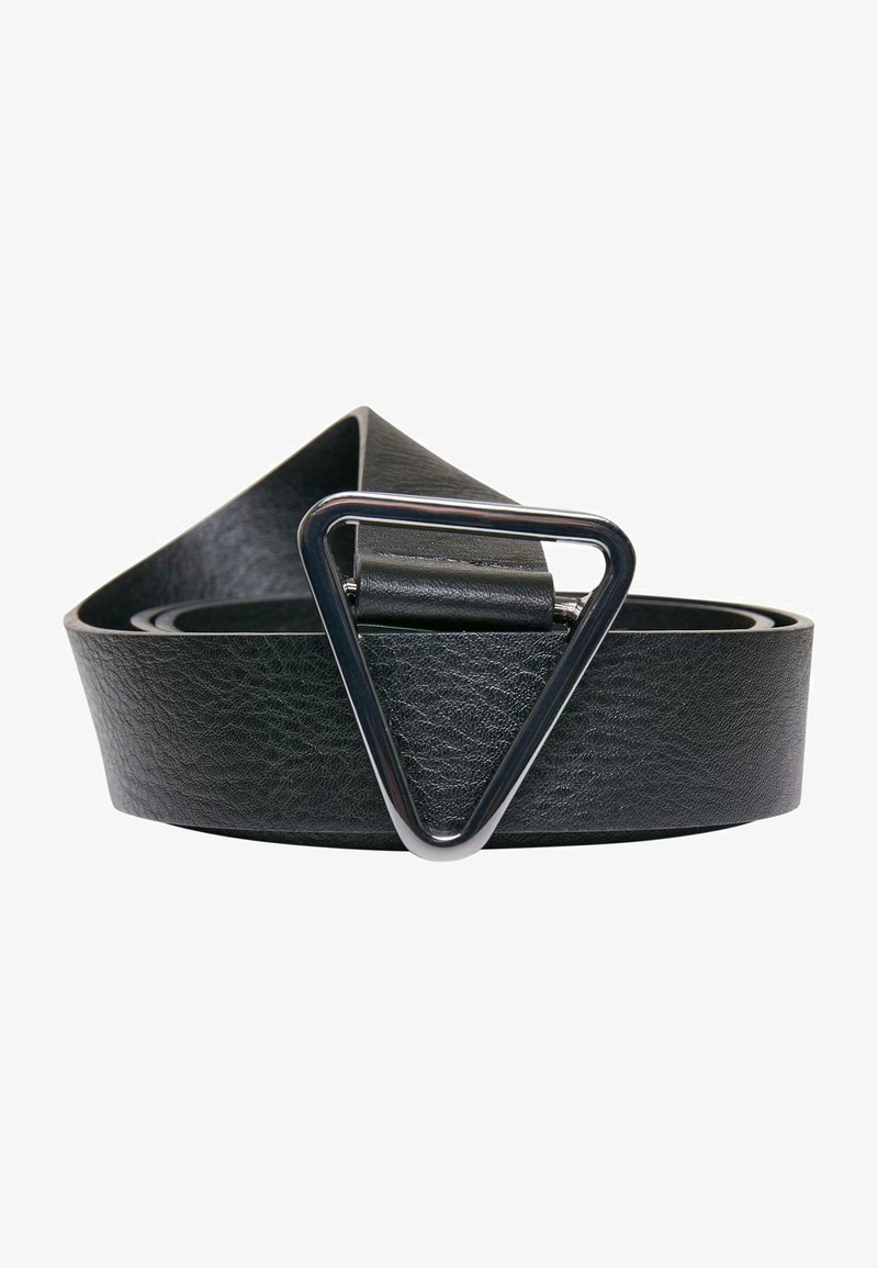 Ceinture en cuir noir avec une finition texturée, dotée d'une boucle métallique triangulaire en argent. La ceinture est enroulée et posée à plat.