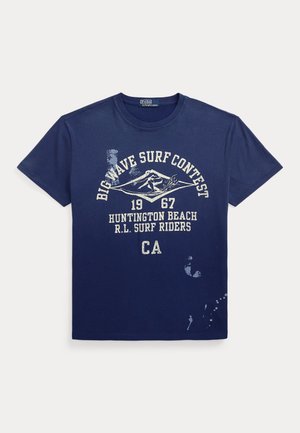 Marineblaues T-Shirt mit weißem Text und Grafik eines Surfers, der eine Welle reitet, mit der Aufschrift „Big Wave Surf Contest 1967 Huntington Beach R.L. Surf Riders CA.”
