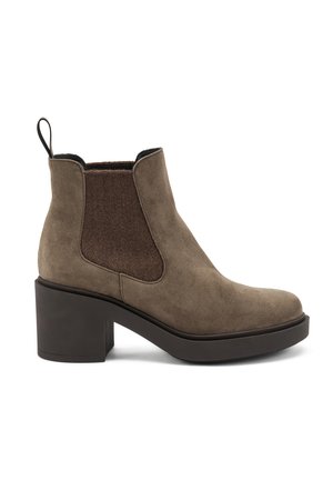 Stivale ankle in suede marrone con tacco a blocco, pannelli laterali elastici e un gancio sul retro per un facile indosso.