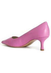 Pompe en cuir rose avec un bout pointu et un talon bas et élancé. Présente une découpe près de l'arche et une finition lisse et brillante.