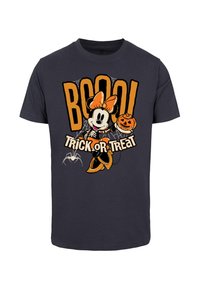 Fekete pamut póló, amelyen egy rajzfilmszereplő látható egy tök mellett, narancssárga és fehér színű "Boo!" és "Trick or Treat" feliratokkal, pók hálóval díszítve.