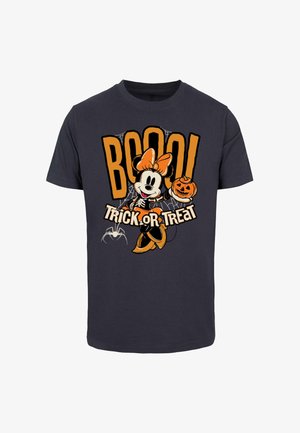 Schwarzes Baumwoll-T-Shirt mit einem Comic-Charakter, der einen Kürbis hält, sowie dem Schriftzug "Boo!" und "Trick or Treat" in Orange und Weiß, ergänzt durch Spinnennetz-Details.