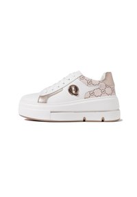 Sneaker bianca con tomaia in pelle liscia, accenti metallici e tessuto stampato sul tallone. Suola in gomma spessa per un'altezza maggiore.